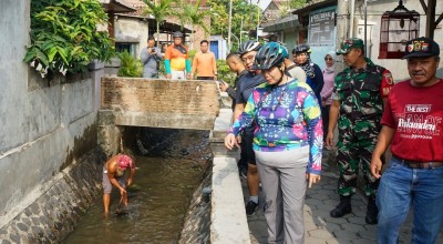Aksi Pj Wali Kota Kediri Sepedaan sambil Tinjau Saluran Air Rawan Banjir