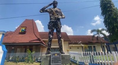 Monumen Jenderal Hoegeng dari 700 Knalpot Brong di Halaman Satlantas Polres Bojonegoro