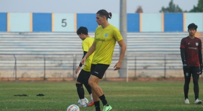 Nyeri Lutut Bikin Bek Persela Lamongan Jonny Campbell Absen Lama