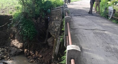 TPT Jembatan Penghubung Antar Desa di Lamongan Rusak, Warga Tutup Akses Roda 4
