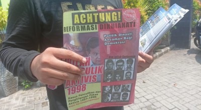 Mahasiswa Surabaya Sebar Pamflet Tolak Pelanggar HAM dan Politik Dinasti