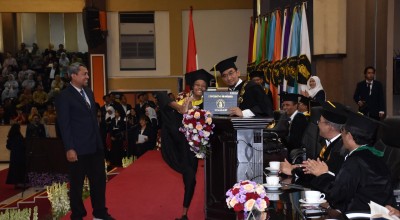 Wisudawan Universitas Brawijaya Malang Ini Salami Rektor Menggunakan Kaki