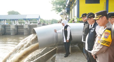 Gubernur Jatim Khofifah Resmikan Pintu Air Kuro di Lamongan, Ini Harapan Pak Yes