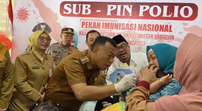 Kang Giri Teteskan Imunisasi Polio Pertama di Ponorogo