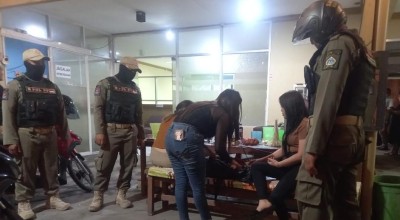 Satpol PP Gresik Sisir Warung Karaoke, Hanya Amankan 10 KTP?