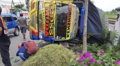 Pemotor Tewas Tertimpa Bak Truk Diesel yang Terguling di Bojonegoro