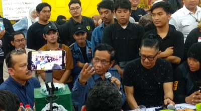 Mahfud MD Diminta Lakukan Pemakzulan Presiden saat Nongkrong di Warkop Surabaya