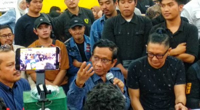 Temui Pemuda Surabaya di Warkop, Mahfud MD: Jangan Pilih Kalau Bukan dari Hati