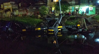 Truk Trailer Terjun dari Tol Dupak ke Sungai Tambak Asri Surabaya