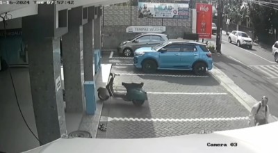 Vespa Jadul Jalan Sendiri 10 Meter Masuk Teras Masjid di Malang
