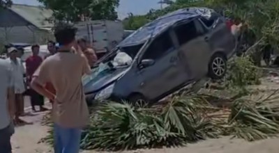 Kecelakaan Innova Vs Calya di Sampang, Mobil Sampai Tersangkut Pohon