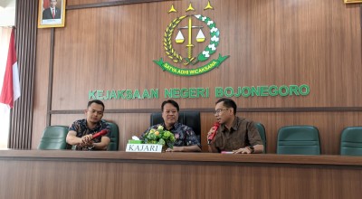 Kata Kejari dan Polres Bojonegoro Soal Bu Kades dan Kakek yang Dituduh Curi Ayam