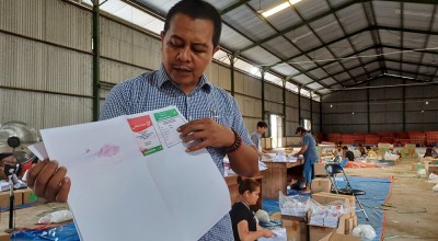 KPU Lamongan Kebut Lipat-Sortir Surat Suara, Temukan 234 Kerusakan