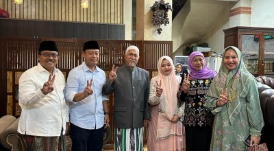 Beredar Gambar Pengasuh Ponpes Sidogiri Salam 2 Jari bareng Khofifah