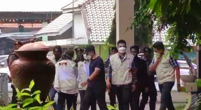 Barang Bukti yang Dibawa KPK saat Geledah Rumah Dinas Bupati Sidoarjo