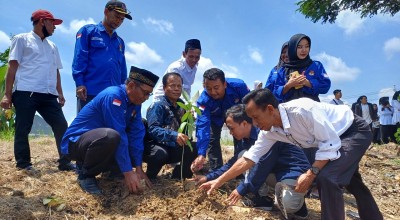 Tanam Pohon saat Pelantikan KPPS Lamongan Bentuk Kompensasi Pemakaian Kertas