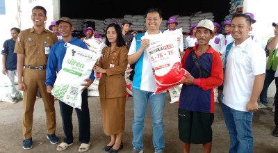 Petani Bojonegoro Dapat Pupuk Murah, Full Senyum dong..