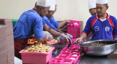 Mengintip Aktivitas Petugas Siapkan Makanan untuk Penghuni di Dapur Lapas Kediri