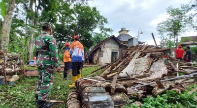 Hujan Angin Kencang Terjang Trenggalek, Waspada Lur!