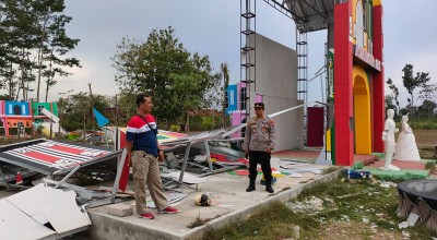 Bangunan di Tempat Wisata Tulungagung Ambruk Diterjang Angin Kencang