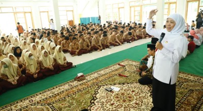 Gubernur Khofifah Hadiri Tahlil di Masjid SMA Negeri 1 Sidoarjo