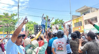 Relawan Pilar 08 Bagi-bagi Buku, Kenalkan Prabowo-Gibran pada Warga Lamongan