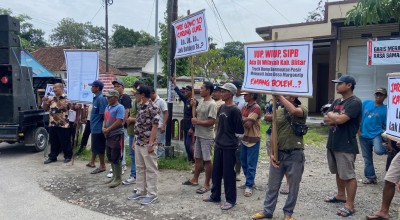 Warga Margourip Kediri Demo Tolak Truk Pasir, Jalan Rusak Hingga Memakan Korban