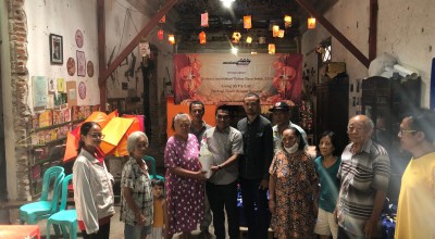 100 Paket Sembako Dibagikan Asosiasi Muda Jatim di Kampung Pecinan Surabaya
