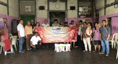 Asosiasi Muda Jatim Bagikan 70 Paket Sembako pada Penghuni Gedung Setan Surabaya