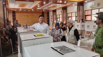 Bupati Lamongan Nyoblos di TPS 006, Ada Kepala Kejari Juga