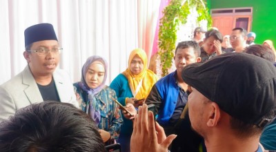 Bupati Sidoarjo Pamer 2 Jari saat Nyoblos bersama Istri di TPS 02