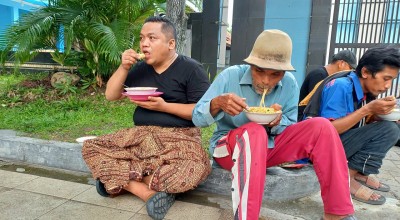 Momen Nabil Haroen Ngemper Bareng Pengemudi Bentor di Lamongan, Ngobrolin Apa?