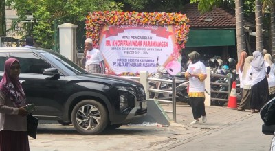 Khofifah Kumpulkan Relawan di Rumahnya, Hari Pertama Purnatugas