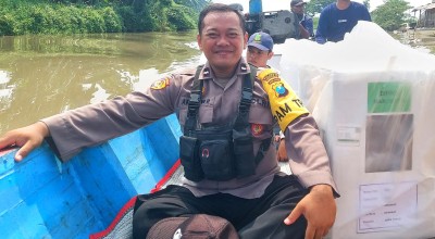 Naik Perahu 1 Jam Distribusikan Logistik Pemilu ke Dusun Terpencil di Sidoaarjo