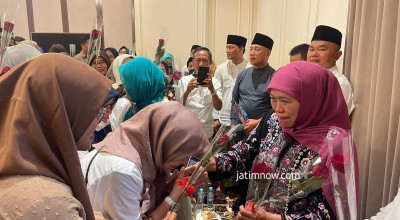 Foto: Khofifah Kumpulkan Relawan di Rumahnya