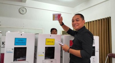 Makna Baju Hitam Eri Cahyadi saat Nyoblos di TPS 35 Jambangan: Junjung Tinggi Jurdilnya