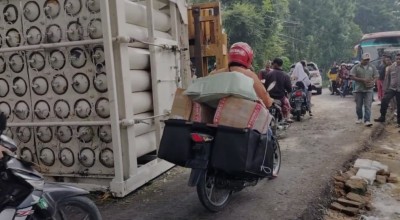 Hindari Jalan Raya Kranggan Galis Bangkalan! Macet 4 Km Imbas Truk Terguling