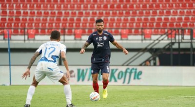 Arema FC di Ujung Tanduk, Charles Raphael Dkk Berburu Kemenangan 10 Laga Tersisa