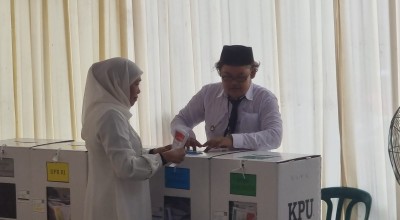 Khofifah Antre Nyoblos di TPS 31 Jemursari Surabaya, Ada Pesan 5 Keyword