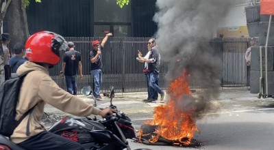 Aktivis di Kediri Bakar Ban dan Lempar Telur ke Kantor Leasing