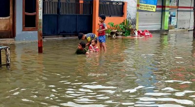 Foto: Banjir Rendam Permukiman 7 Kecamatan di Bojonegoro