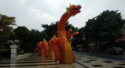 Foto: Ornamen Naga Raksasa Hiasi Balai Kota Surabaya di Tahun Baru Imlek