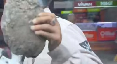 Viral, Pemotor Pukul Mobil Pakai Batu Gegara Terserempet di Malang