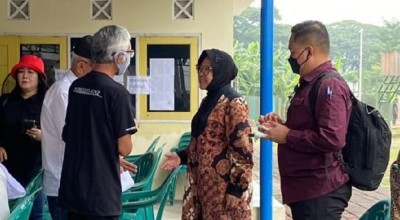 Mensos Risma Berjalan Kaki 1 Km untuk Nyoblos di TPS 030 Wiyung Surabaya