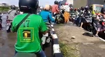 Hindari Jalan Margomulyo-Branjangan Surabaya, Macet Parah Akibat Banjir