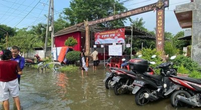 TPS di Bangkalan dan Gresik Kebanjiran, Pemilih Datang Berbasah-basah