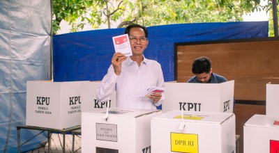 Adi Sutarwijono Tunjukkan 3 Jari Usai Nyoblos: Ganjar-Mahfud Menang