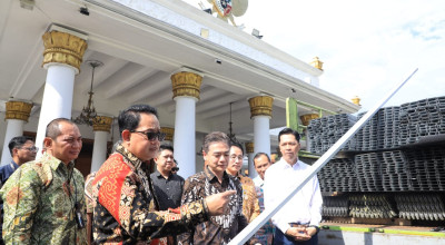 Pj Gubernur Jatim Terima Bantuan 1000 Baja Ringan untuk Warga Bawean