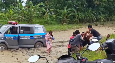 Ambulans Angkut Pasien Persalinan Terperosok ke Sawah, Bagaimana Nasib Bayinya?