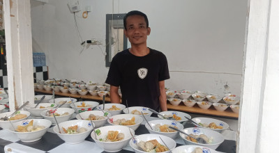 Pedagang Keliling di Surabaya Bagi Bakso Gratis, Penuhi Nazar Prabowo Presiden